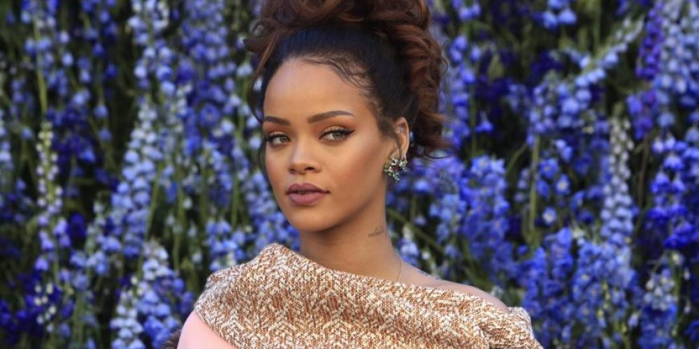 Εκτροχιασμός σε συναυλία της Rihanna Της πέταξαν σουτιέν (Video)
