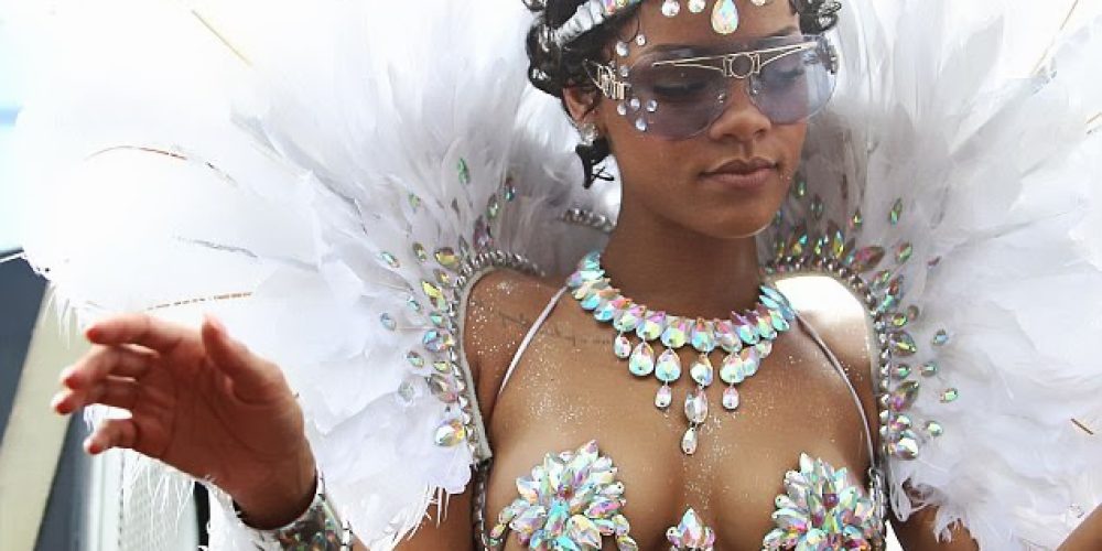 Η Rihanna γιορτάζει το καρναβάλι σα… «γνήσια» Βραζιλιάνα (photos)