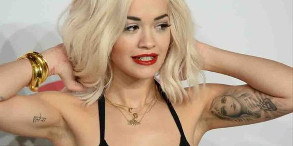 Rita Ora: Το βαθύ ντεκολτέ αποκάλυψε το στήθος της