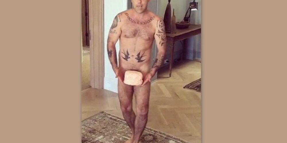 Η σύζυγος του Ρόμπι Γουίλιαμς τον ανέβασε γυμνό στο Instagram:«Tα αρχίδια σου φαίνονται!»