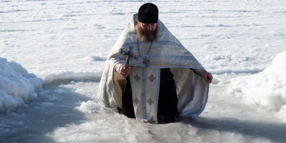 Ρώσοι Παλαιοημερολογίτες βουτούν στους -40 βαθμούς για τα Θεοφάνεια