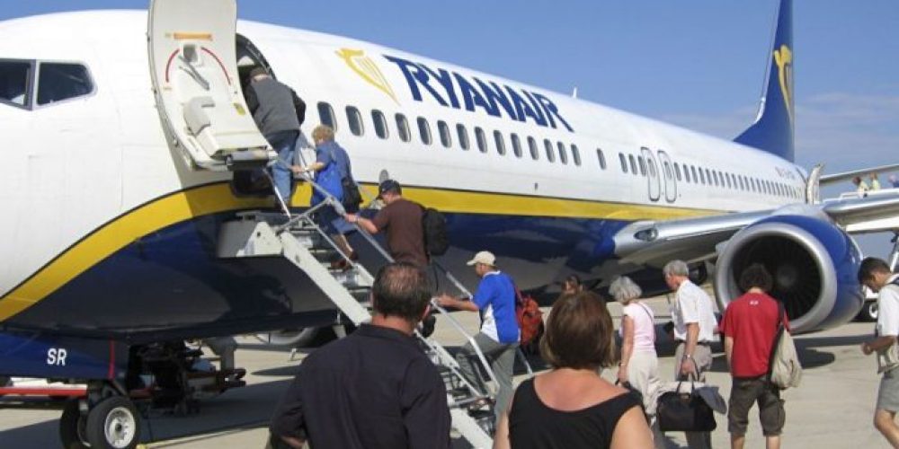 Γέλια μέχρι δακρύων από το τρολάρισμα αεροσυνοδών της Ryanair σε επιβάτη (Video)