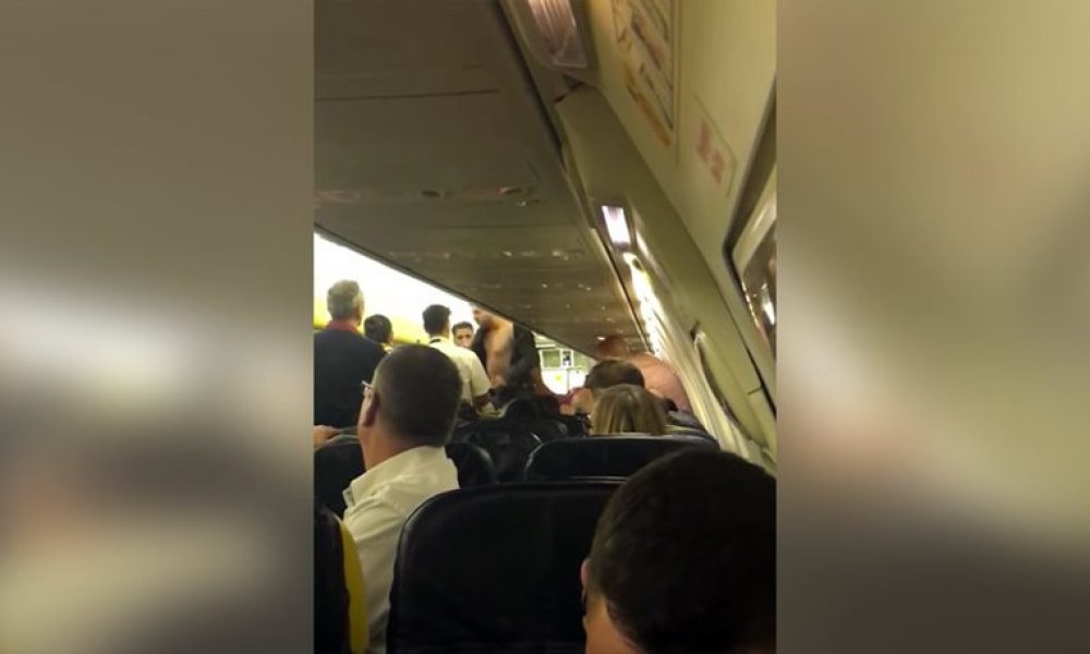 Βίντεο: Αεροσκάφος της Ryanair έκανε αναγκαστική προσγείωση μετά τον άγριο καβγά σε ύψος 30.000 ποδών
