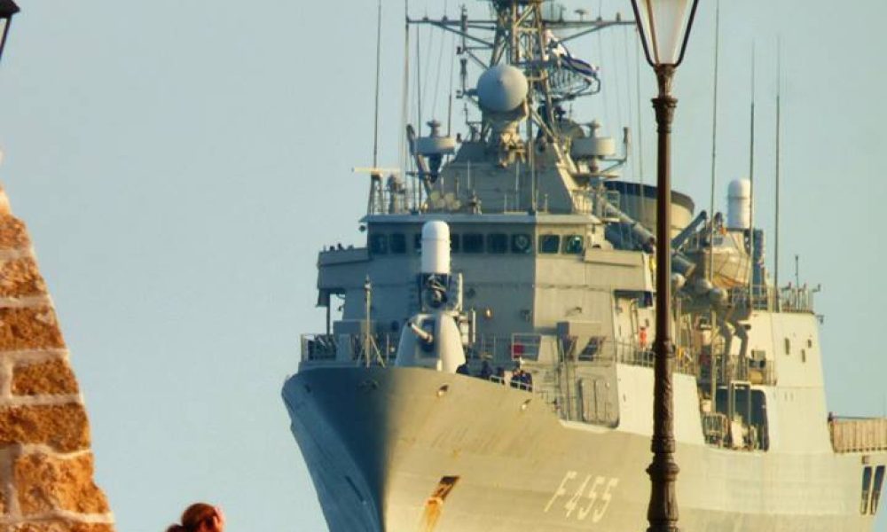 Χανιά: Φρεγάτα του Πολεμικού Ναυτικού ανοιχτά του Ενετικού Λιμανιού (Photos)