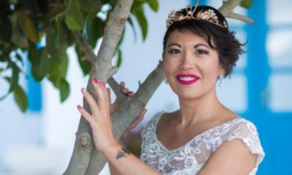 Απίστευτο: 38χρονη παντρεύτηκε στη Σαντορίνη τον... εαυτό της, τρεις μήνες αφότου την άφησε ο μνηστήρας της