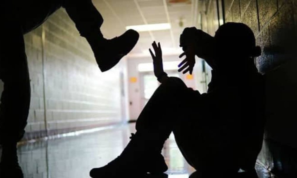 20 εξωσχολικοί επιτέθηκαν με μαχαίρια σε μαθητή - Φόβοι για βεντέτα