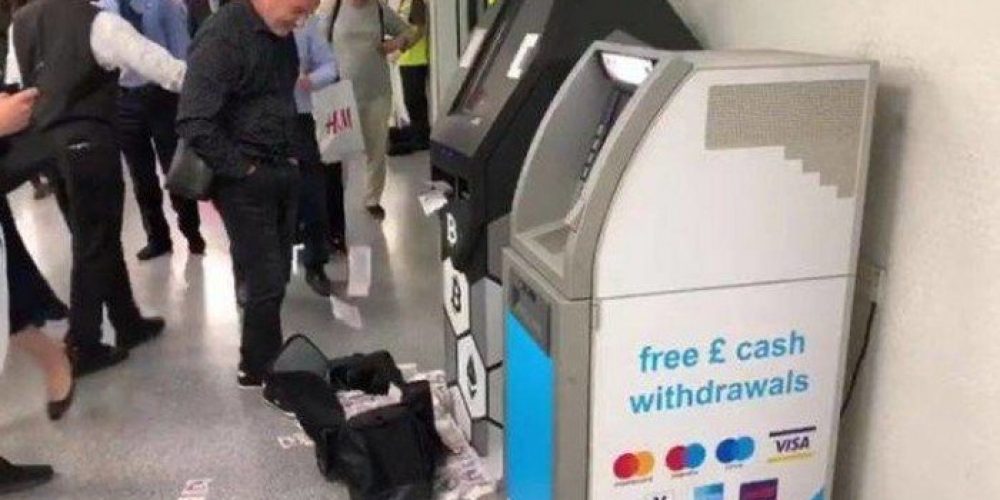 Άναυδοι έμειναν οι πολίτες όταν ATM άρχισε να πετά χρήματα με το τσουβάλι