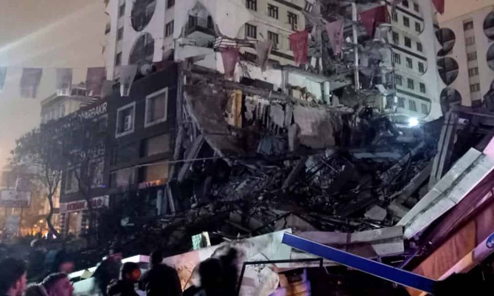 Φονικός σεισμός 7,7 ρίχτερ στην Τουρκία - 187 νεκροί, εκατοντάδες τραυματίες