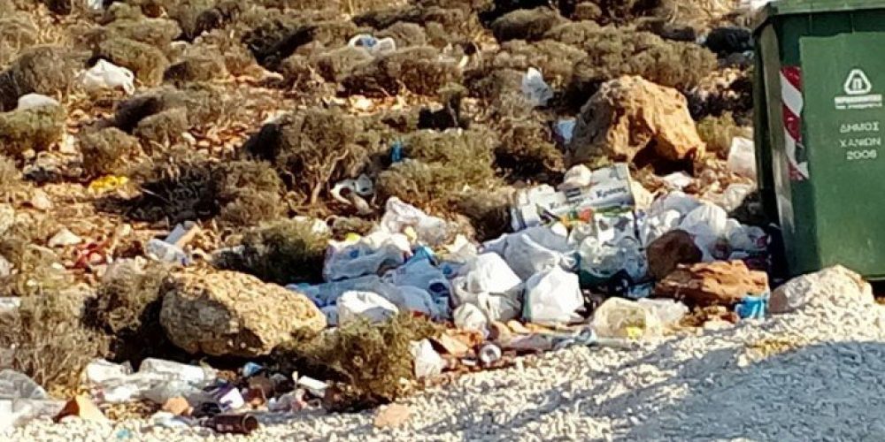 Σεϊτάν Λιμάνια: Παραλία κόσμημα στα Χανιά γεμάτη σκουπίδια