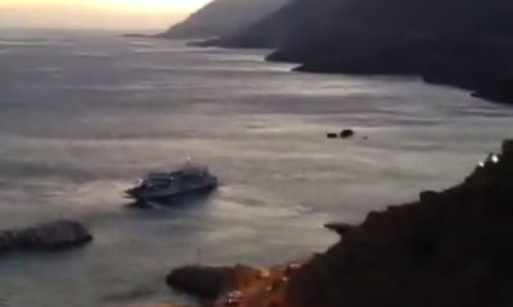 Αδυναμία πρόσδεσης πλοίου στο λιμάνι των Σφακίων(video)