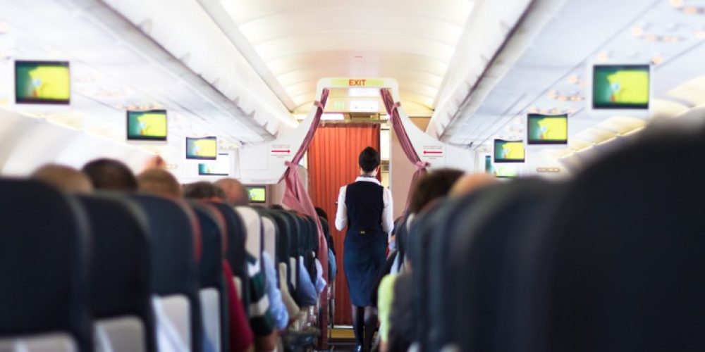 Αεροσυνοδοί αποκαλύπτουν τα μυστικά που δεν λένε ποτέ στους επιβάτες