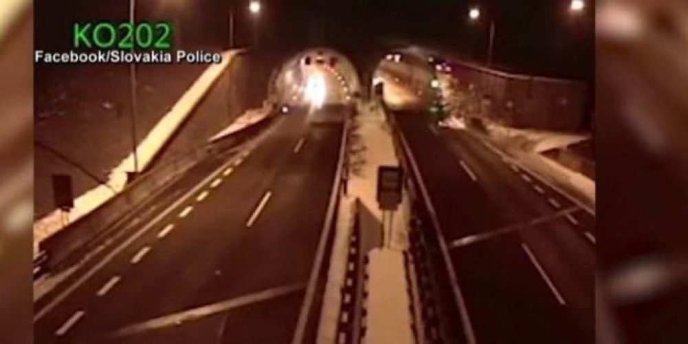 Τρομακτικό τροχαίο: Αυτοκίνητο εκτοξεύεται στον αέρα και τρακάρει στην οροφή τούνελ (Video)