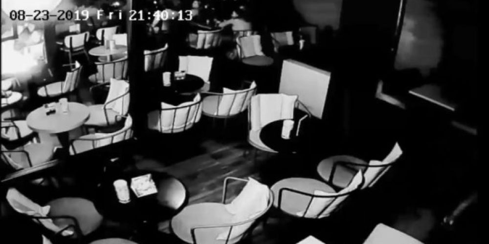 Δείτε τη στιγμή που εκρήγνυται κινητό σε καφετέρια (Video)