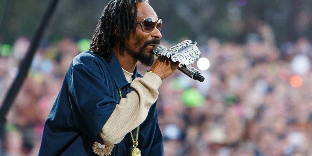 O Snoop Dog ραπάρει και η μεταφράστρια σε νοηματική γλώσσα τα… σπάει (vid)