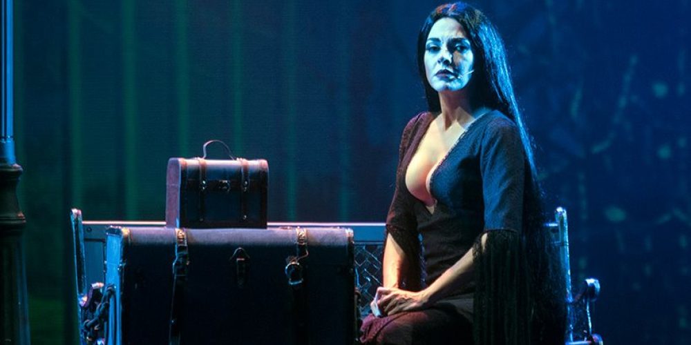 Μαρία Σολωμού: Σέξι εμφάνιση επί σκηνής ως… Morticia Addams