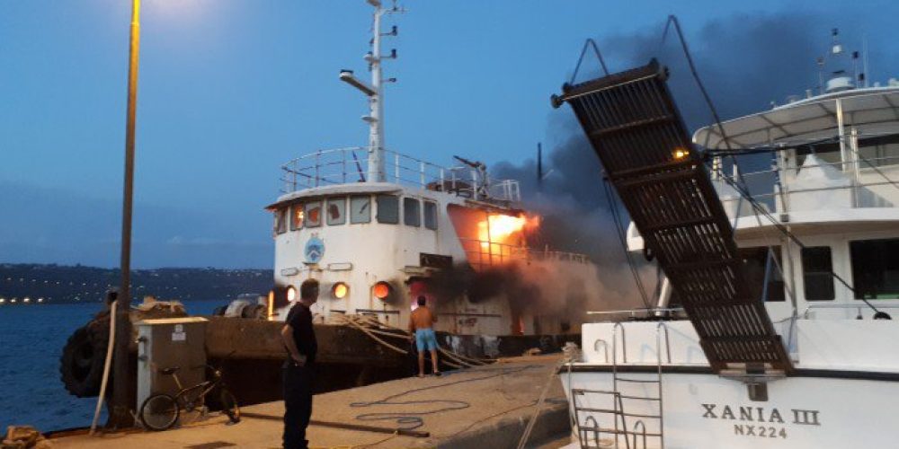 Στις φλόγες σκάφος στην ιχθυόσκαλα της Σούδας (φωτο-βιντεο)