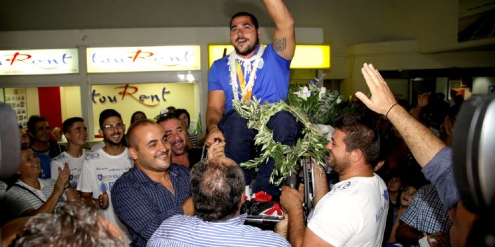 Σήκωσαν στα χέρια τον χρυσό Παραολυμπιονίκη της Κρήτης (Photos)