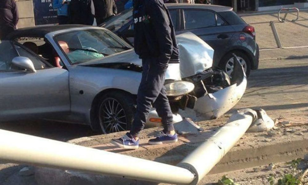 Κρήτη: Αυτοκίνητο καρφώθηκε σε στύλο (Photos)