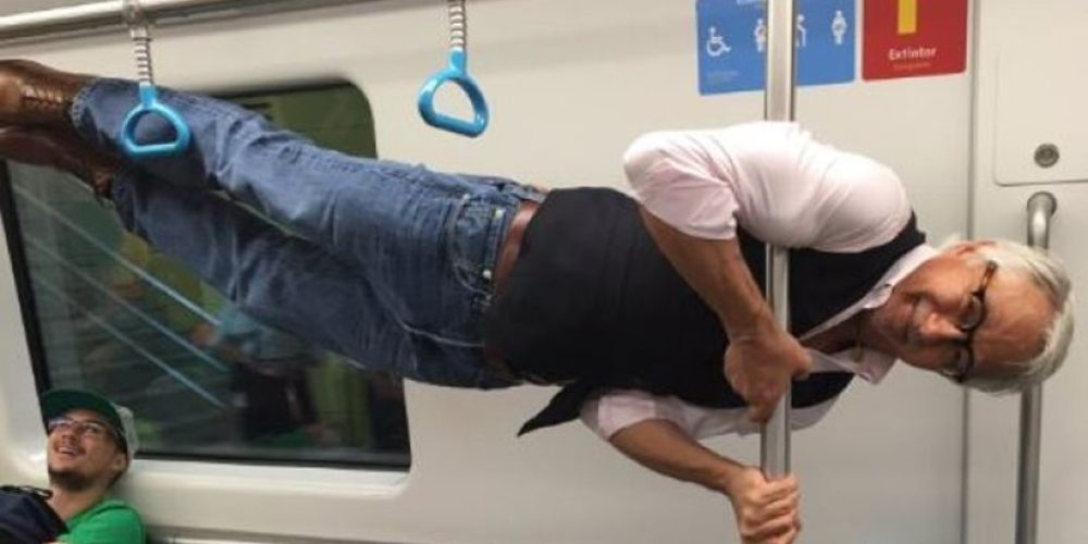 Βίντεο: Πρόσφεραν σε ηλικιωμένο θέση στο μετρό του Ρίο και έμειναν με το στόμα ανοιχτό