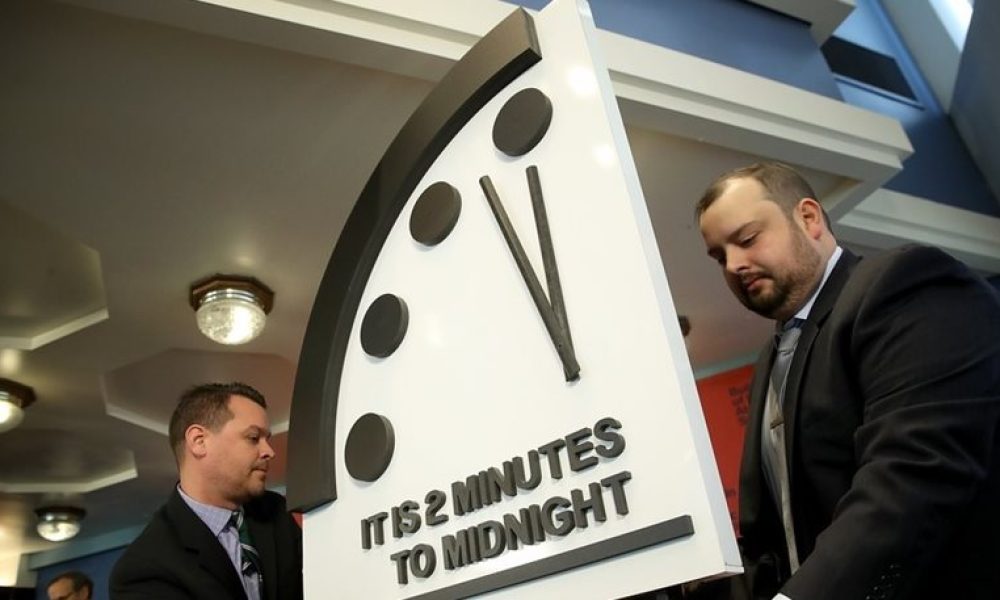 Έρχεται το... τέλος: Το Ρολόι της Αποκάλυψης έδειξε δύο λεπτά πριν τα μεσάνυχτα