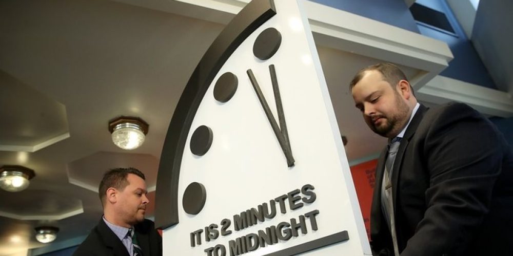 Έρχεται το… τέλος: Το Ρολόι της Αποκάλυψης έδειξε δύο λεπτά πριν τα μεσάνυχτα