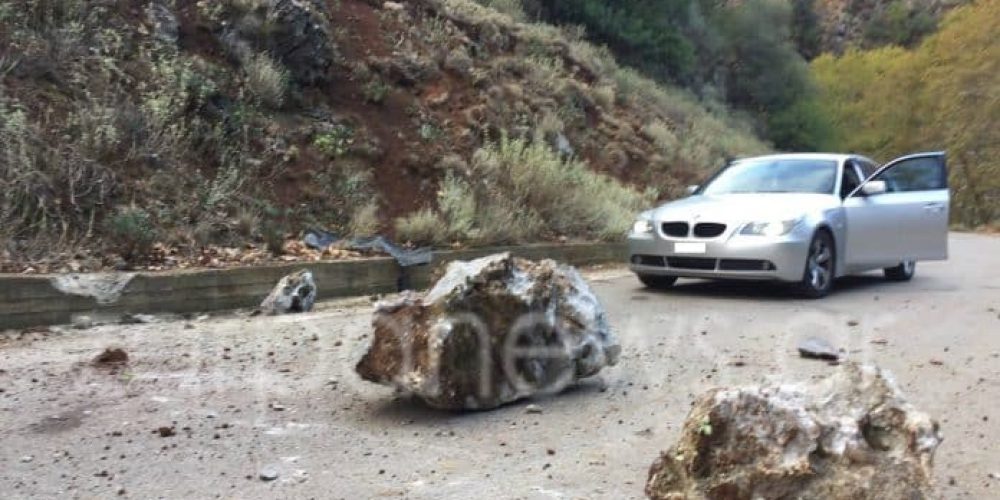 Προσοχή… Έπεσαν βράχια στο δρόμο προς το Θέρισο (Photos)