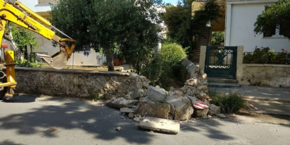 Δήμος Χανίων: Έριξε τοιχίο οικείας στη Ν.Χώρα