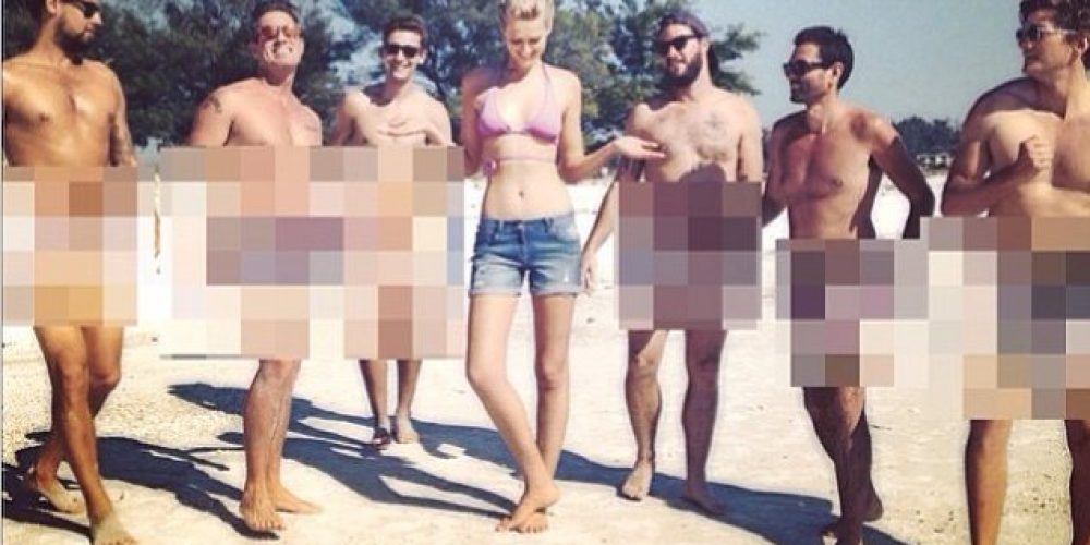 Toni Garrn: Τι κάνει η κοπέλα του DiCaprio ανάμεσα σε έξι γυμνούς άντρες;