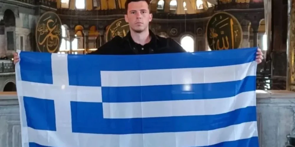 Έλληνας άνοιξε τη σημαία στην Αγία Σοφία και έγραψε «Αγαπημένη μου Πόλη, για πάντα Ελληνική» – Αντιδράσεις στην Τουρκία