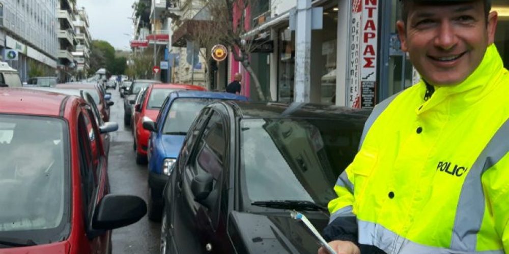 Χανιά: Αλκοολόμετρα και… χαμόγελα μοίρασαν αστυνομικοί της Τροχαίας στο κέντρο της πόλης (φωτο)