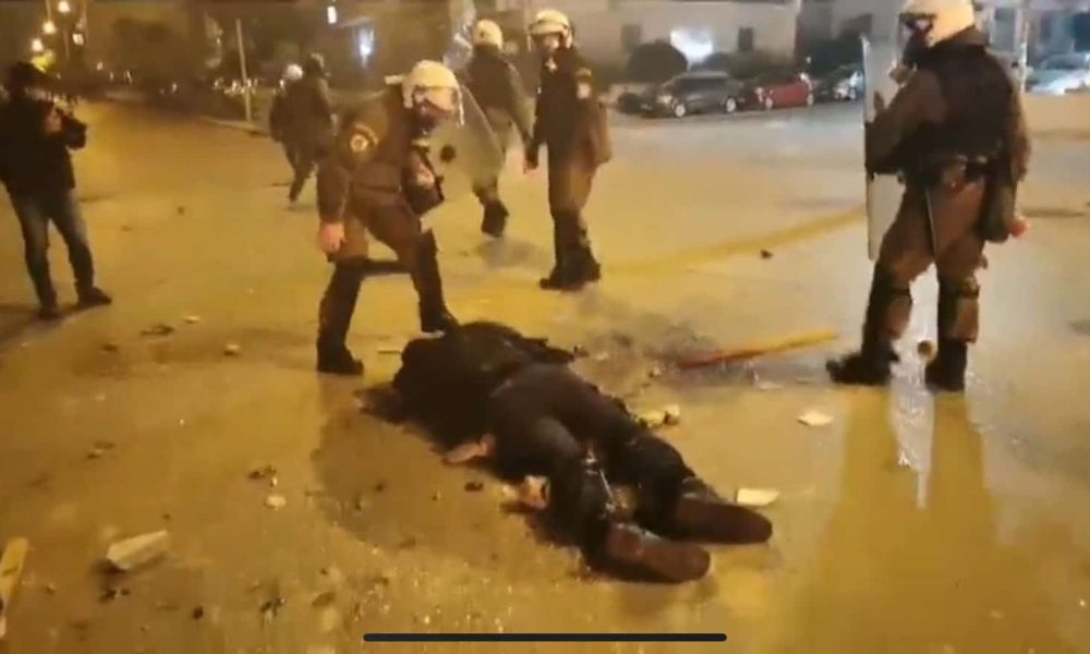 «Πόλεμος» στη Νέα Σμύρνη: Πολιορκούν το Αστυνομικό Τμήμα, μολότοφ και χημικά - Σοβαρά τραυματίας αστυνομικός (φωτο)