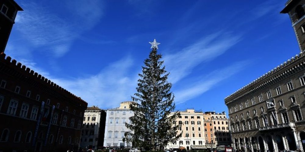 Χαμός στην Ρώμη για το χριστουγεννιάτικο δέντρο αξίας 50.000€ που θυμίζει βουρτσάκι τουαλέτας