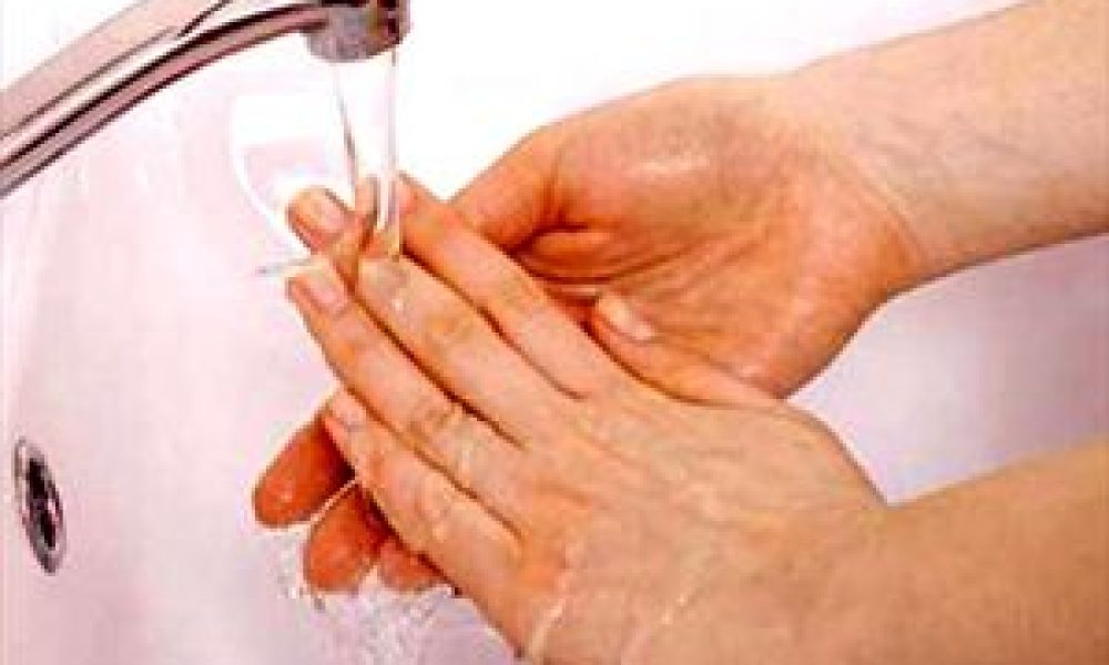 Το τρίψιμο των χεριών αυξάνει τον κίνδυνο μόλυνσης