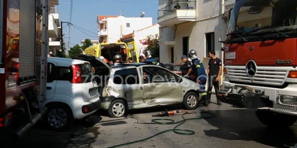 Γερό τροχαίο στο κέντρο των Χανίων  Εγκλωβίστηκε στο αυτοκίνητο της η οδηγός (Photos)