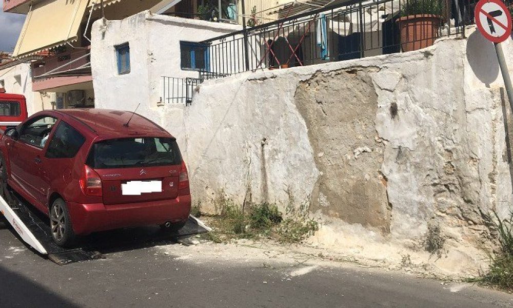 Αμάξι έπεσε σε τοίχο στα Χανιά (φωτο)