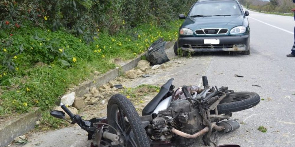 Χανιά: Μηχανάκι τράκαρε σε σταματημένο αυτοκίνητο στην Εθνική Οδό Στο Νοσοκομείο ο οδηγός (Photos)