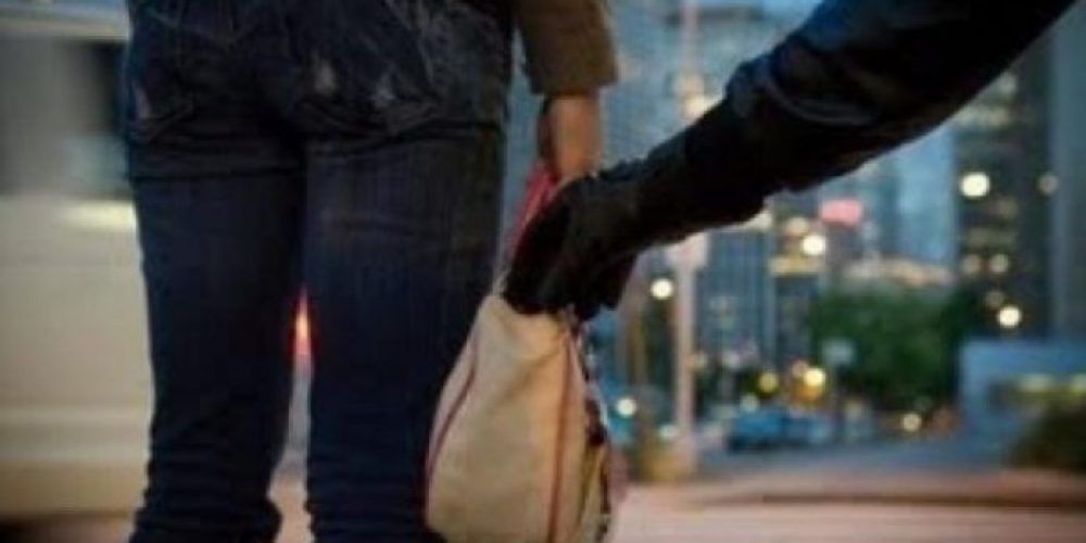 Πριν λίγο κουκουλοφόρος άρπαξε τσάντα γυναίκας στο κέντρο των Χανίων