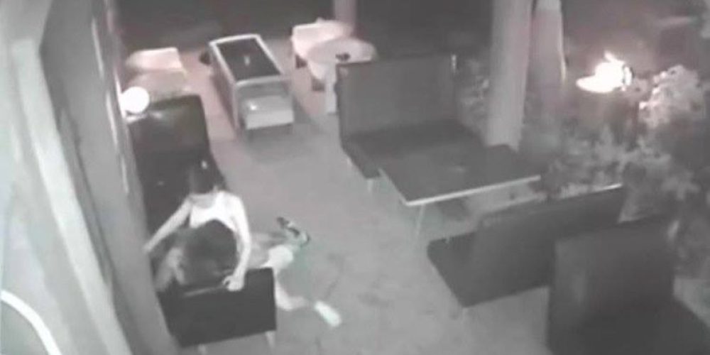 Βίντεο: Η κάμερα ασφαλείας πρόδωσε τη σερβιτόρα που «εξυπηρέτησε» και σεξουαλικά τον πελάτη