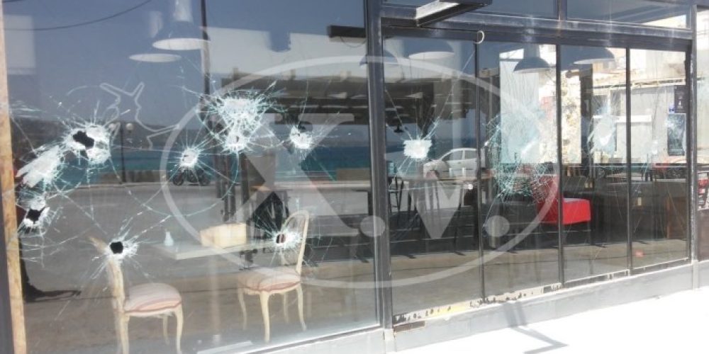 Έσπασαν τζαμαρία σε καφετέρια στο Κουμ Καπί