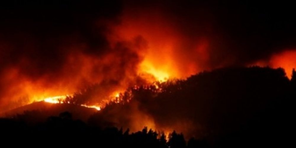 Κρήτη: Κατακαίει ότι βρει στο πέρασμά της η μεγάλη φωτιά – Ενισχύθηκαν οι δυνάμεις πυρόσβεσης