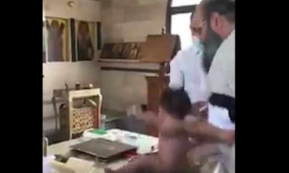 Χαμός με βάφτιση - «Σιγά με το μωρό» φώναζαν οι γονείς στον ιερέα - Κατέληξε στο νοσοκομείο! (video)