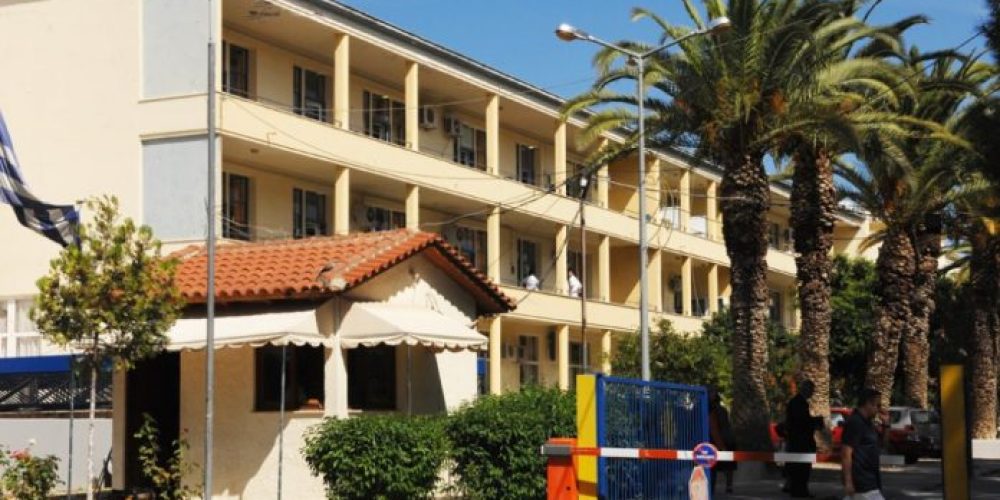 Κρήτη : Στο νοσοκομείο εργαζόμενος – Πλακώθηκε από φορτηγάκι που ανετράπη