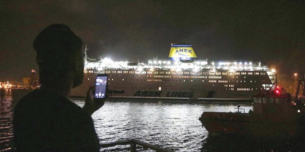 Αναστάτωση στο πλοίο για Χανιά – Ξέμειναν στο λιμάνι του Πειραιά επειδή τους έστειλαν… στο εκδοτήριο