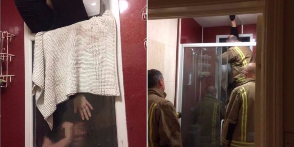Γυναίκα αφόδευσε στο πρώτο ραντεβού, ντράπηκε και τελικά παγιδεύτηκε στο παράθυρο του μπάνιου