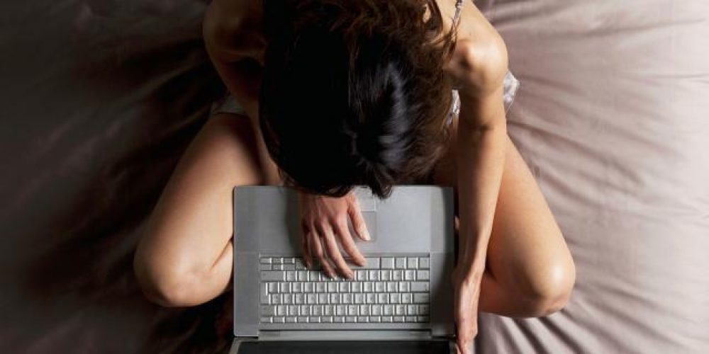 Τι βλέπουν οι Ελληνίδες στο Pornhub και πόσο χρόνο αφιερώνουν στο πορνό