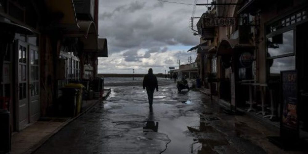 Χανιά: Βόλτα στο Ενετικό Λιμάνι Επιβλητικό σκηνικό που θυμίζει ταινίες του Αγγελόπουλου  (Photos)