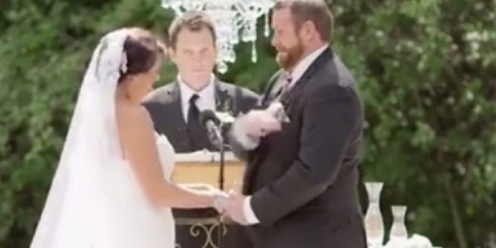 Γαμπρός… χαστούκισε τη νύφη στον γάμο! (βίντεο)
