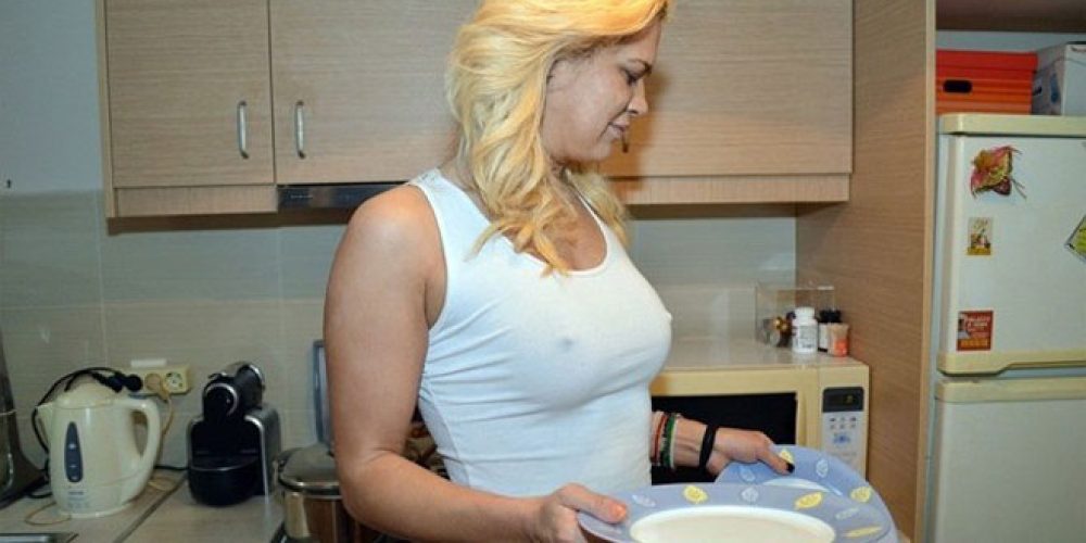 Ελληνίδα πρωταθλήτρια στίβου μαγειρεύει γυμνή! (ΦΩΤΟ)