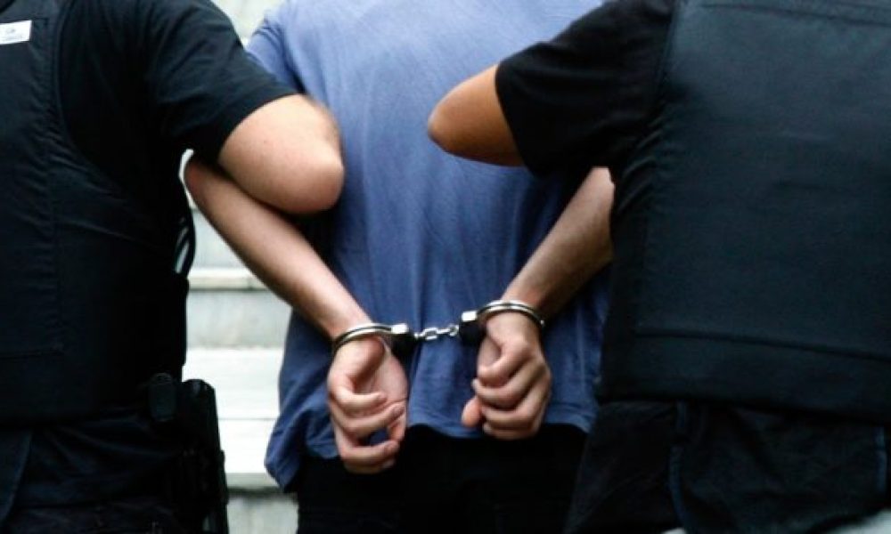 Αλβανός κακοποιός που συνελήφθη έδειξε τα γεννητικά του όργανα, έφτυσε και απείλησε τον διοικητή του Αστυνομικού τμήματος
