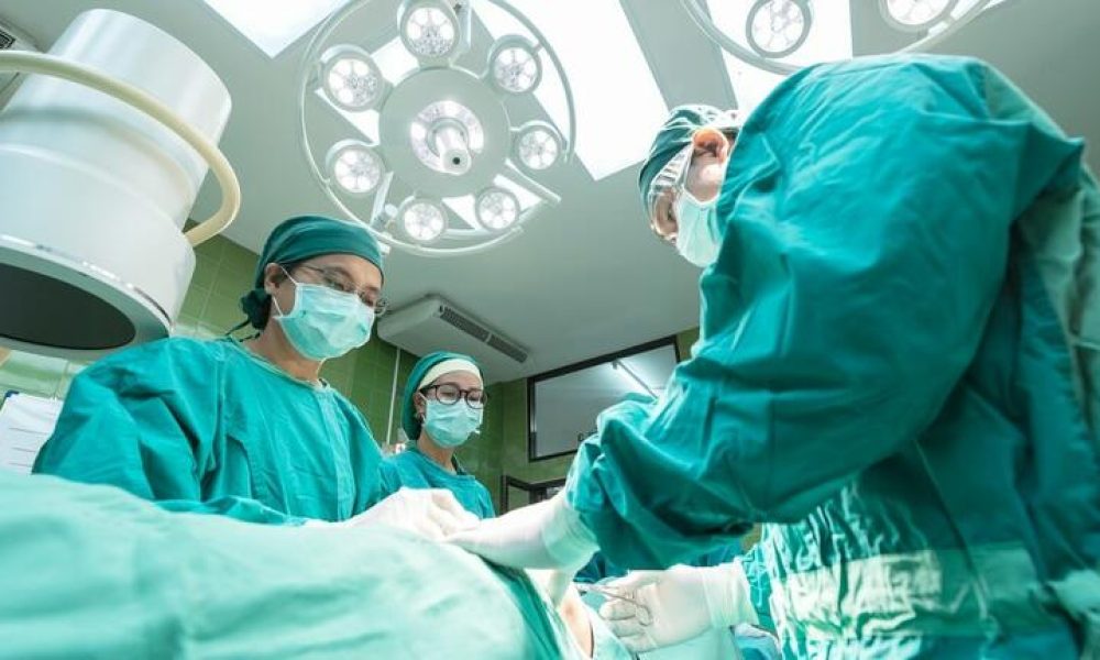 Η νεαρή κοπέλα μεταφέρθηκε με ασθενοφόρο στο Βενιζέλειο Νοσοκομείο Ηρακλείου όπου και υποβλήθηκε σε χειρουργική επέμβαση